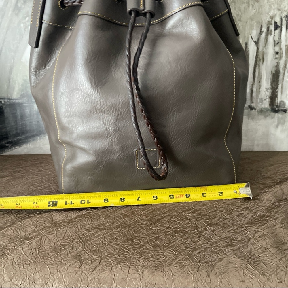 🩶🤎LG Dooney and Bourke Hattie Drawstring Bag Florentine Leather -Charcoal- $528 - Picture 4 of 16